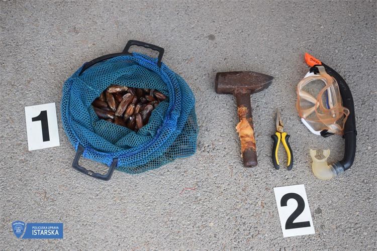 POLICIJA MUŠKARCU POMRSILA PLANOVE Vadio prstace pa ga policajci dočekali na obali